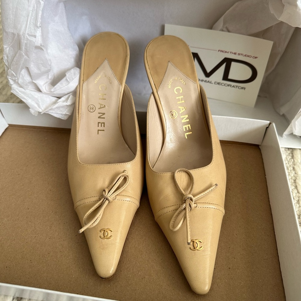 Vintage Chanel leather mules in ecru with gold cc application on toe. Size 36.5.